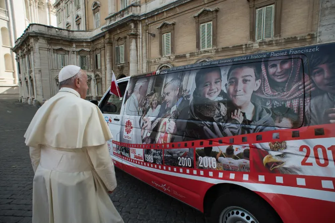 Papa Francesco benedice il minibus |  | Vatican Media / ACI Group