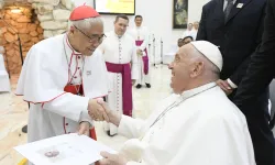 Il Cardinale Goh saluta Papa Francesco, St. Francis Retreat Center, Singapore, 13 settembre 2024 / Vatican Media / ACI Group