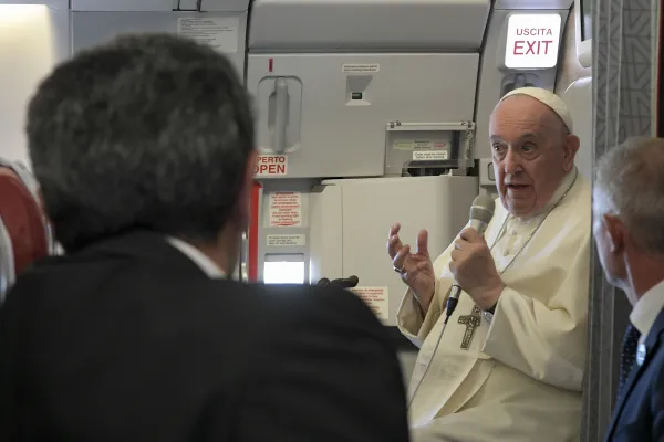 Papa Francesco durante la conferenza stampa in aereo di ritorno dal Kazakhstan, 15 settembre 2022 / Vatican Media / ACI Group