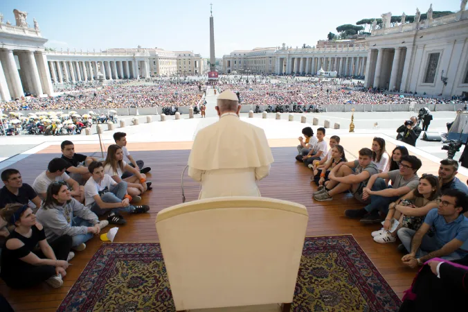 Papa Francesco  | Papa Francesco durante l'incontro con i fedeli delle diocesi di Cesena e Bologna, Piazza San Pietro, 21 aprile 2018 | Vatican Media / ACI Group