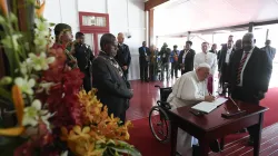 Papa Francesco firma il Libro d'Onore nella Casa del Governatore di Papua Nuova Guinea, Port Moresby, 7 settembre 2024 / Vatican Media / ACI Group