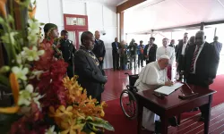 Papa Francesco firma il Libro d'Onore nella Casa del Governatore di Papua Nuova Guinea, Port Moresby, 7 settembre 2024 / Vatican Media / ACI Group