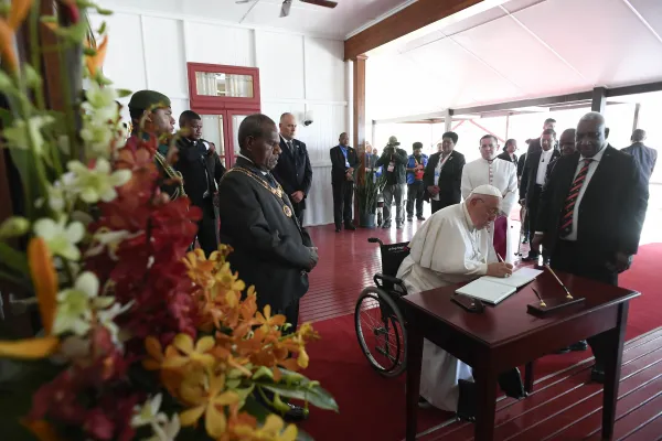 Papa Francesco firma il Libro d'Onore nella Casa del Governatore di Papua Nuova Guinea, Port Moresby, 7 settembre 2024 / Vatican Media / ACI Group