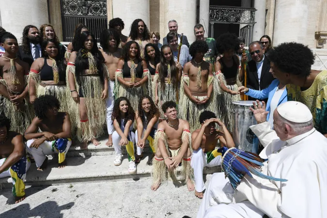 Papa Francesco e alcuni indigeni brasiliani |  | Vatican Media