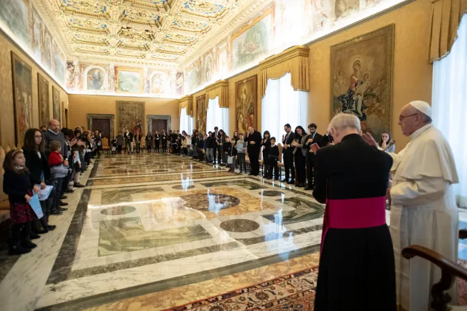 Papa Francesco e i ragazzi ACR | Papa Francesco incontra una delegazione di ragazzi dell'ACR per gli auguri di Natale, Palazzo Apostolico, Sala del Concistoro, 20 dicembre 2018 | Vatican Media / ACI Group