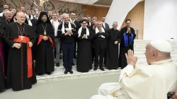 Papa Francesco saluta i pellegrini di Ungheria in Aula Paolo VI, 25 aprile 2024 / Vatican Media / ACI Group