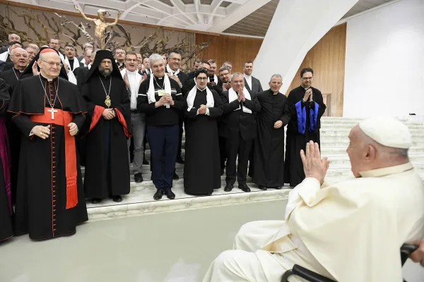 Papa Francesco saluta i pellegrini di Ungheria in Aula Paolo VI, 25 aprile 2024 / Vatican Media / ACI Group