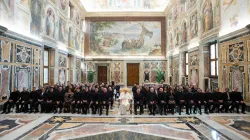 Papa Francesco con gli allievi del Pontificio Pio Collegio Latino Americano al termine dell'udienza, Sala Clementina, 15 novembre 2018 / Vatican Media / ACI Group