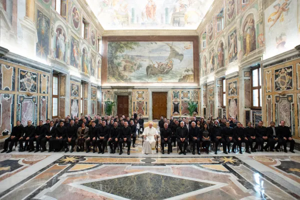 Papa Francesco con gli allievi del Pontificio Pio Collegio Latino Americano al termine dell'udienza, Sala Clementina, 15 novembre 2018 / Vatican Media / ACI Group