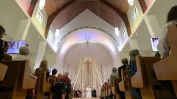 Papa Francesco durante l'incontro con gli indigeni nella chiesa del Sacro Cuore a Edmonton / Vatican Media / ACI Group