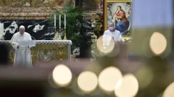 Papa Francesco durante il messaggio pasquale prima della benedizione Urbi et Orbi, Basilica di San Pietro, 4 aprile 2021 / Vatican Media / ACI Group