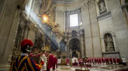 Papa Francesco celebra i riti della valedictio e della commendatio al termine delle esequie del Cardinale Attilio Nicora, Altare della Cattedra, Basilica di San Pietro, 24 aprile 2017 / L'Osservatore Romano / ACI Group