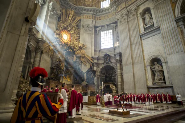 Papa Francesco celebra i riti della valedictio e della commendatio al termine delle esequie del Cardinale Attilio Nicora, Altare della Cattedra, Basilica di San Pietro, 24 aprile 2017 / L'Osservatore Romano / ACI Group