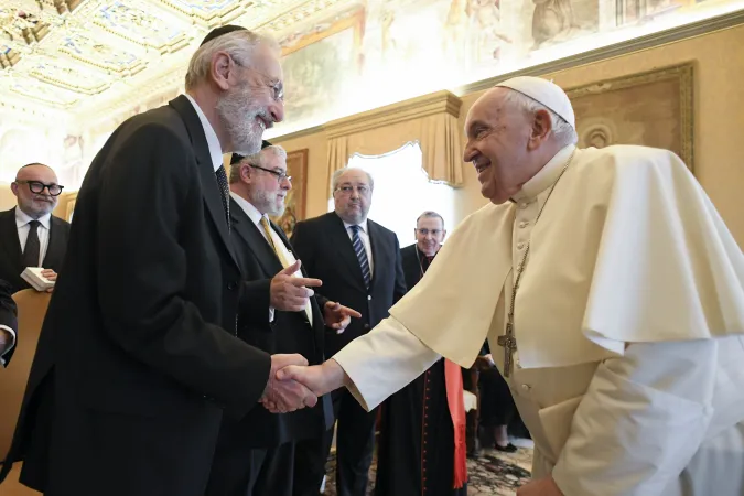 Papa Francesco, Conference of European Rabbis | Papa Francesco saluta il Rabbino Capo di Roma Di Segni, tra i membri della delegazione della Conference of European Rabbis, 6 novembre 2023 | Vatican Media / ACI Group