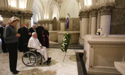 Papa Francesco in visita alla tomba di Re Baldovino, Nostra Signora di Laeken, 28 settembre 2024 / Vatican Media / ACI Group