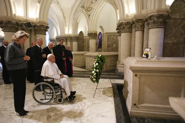 Papa Francesco in visita alla tomba di Re Baldovino, Nostra Signora di Laeken, 28 settembre 2024 / Vatican Media / ACI Group