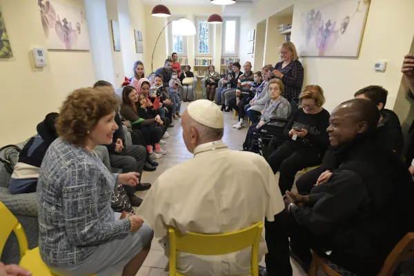 Papa Francesco durante la visita a CasAmica Onlus, a Trigoria, periferia Sud di Roma, 7 dicembre 2018 / Vatican Media / ACI Group