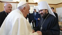 Papa Francesco e il metropolita Hilarion nella nunziatura di Budapest, 29 aprile 2023 / Vatican Media / ACI Group