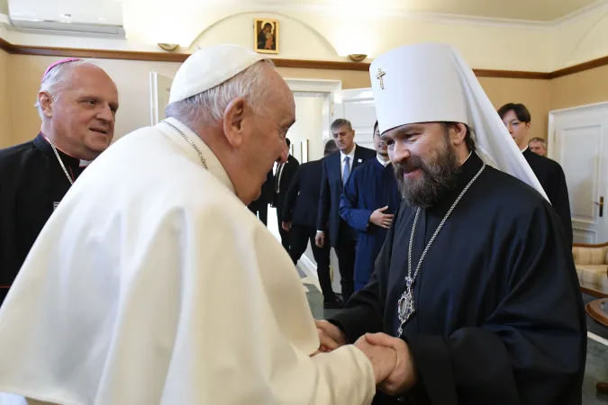 Papa Francesco, Hilarion | Papa Francesco e il metropolita Hilarion nella nunziatura di Budapest, 29 aprile 2023 | Vatican Media / ACI Group