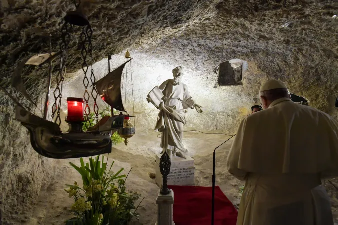 Il Papa in preghiera nella Grotta di San Paolo |  | Vatican Media - ACI Group