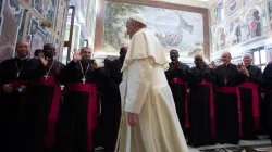 Papa Francesco saluta i nuovi vescovi in territorio di missione, cui ha indirizzato un discorso in occasione del loro incontro annuale, Sala Clementina, Palazzo Apostolico Vaticano, 8 settembre 2018 / Vatican Media / ACI Group