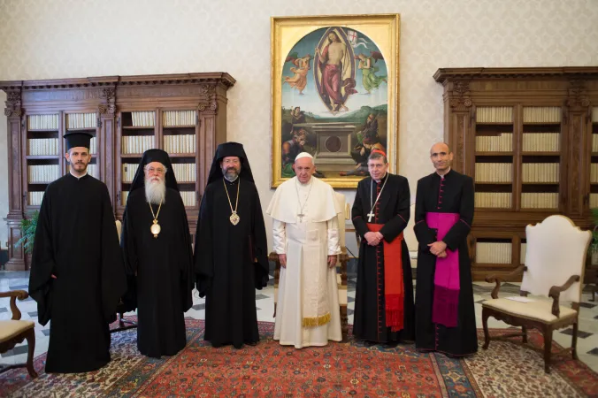 Papa Francesco e una delegazione del Patriarcato di Costantinopoli | Papa Francesco riceve una delegazione del Patriarcato ecumenico di Costantinopoli in occasione della Festa dei Santi Pietro e Paolo, 28 giugno 2018 | Vatican Media / ACI Group 