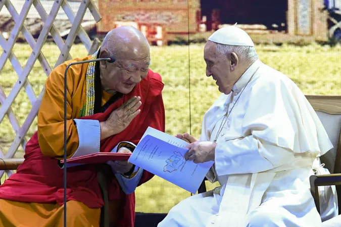 Papa Francesco in Mongolia | Papa Francesco riceve un dono dal monaco abate di Kandam, Hun Center, Ulaanbatar, 3 settembre 2023 | Vatican Media / ACI Group