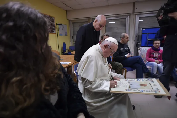 Papa Francesco, il Ponte e l'Albero | Papa Francesco durante la visita a Il Ponte e l'Albero, nel Laurentino 38, periferia Sud di Roma, 7 dicembre 2018 | Vatican Media / ACI Group