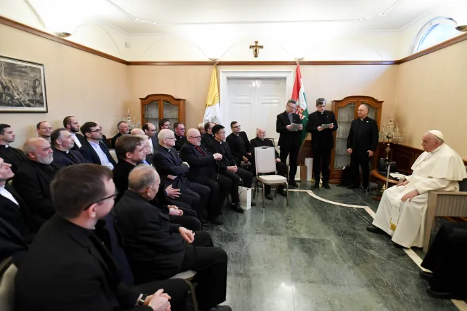 Papa Francesco in Ungheria | Papa Francesco nell'incontro con i membri della Compagni di Gesù, Nunziatura Apostolica di Budapest, 29 aprile 2023 | Vatican Media / ACI Group