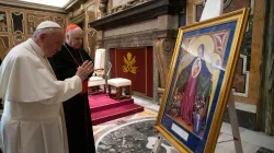 Papa Francesco, al termine dell'incontro con la Consulta dell'Ordine Equestre del Santo Sepolcro, benedice l'icona di "Maria, madre dei cristiani perseguitati". Al suo fianco, il Cardinale O'Brien, Gran Maestro dell'Ordine Equestre del Santo Sepolcro / Vatican Media / ACI Group