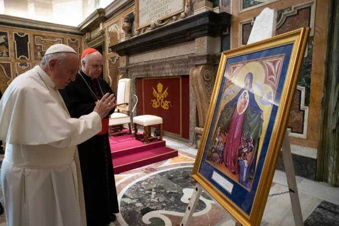 Papa Francesco e il Cardinale O'Brien | Papa Francesco, al termine dell'incontro con la Consulta dell'Ordine Equestre del Santo Sepolcro, benedice l'icona di 