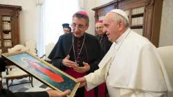 Il vescovo Mumbiella consegna al Papa l'icona di Maria Regina della Pace al termine dell'incontro ad limina, Palazzo Apostolico Vaticano, 1 marzo 2019  / Vatican Media / ACI Group