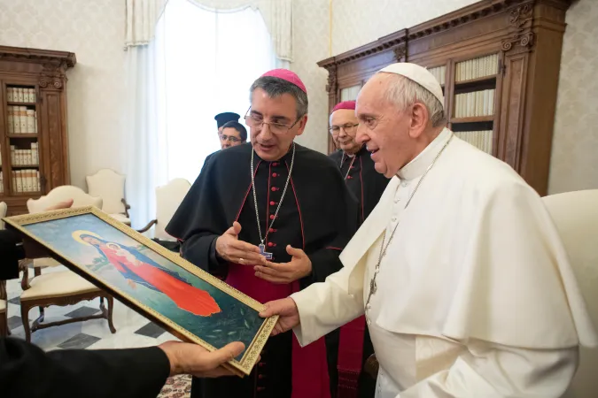 Papa Franceco e vescovo Mumbiella | Il vescovo Mumbiella consegna al Papa l'icona di Maria Regina della Pace al termine dell'incontro ad limina, Palazzo Apostolico Vaticano, 1 marzo 2019  | Vatican Media / ACI Group