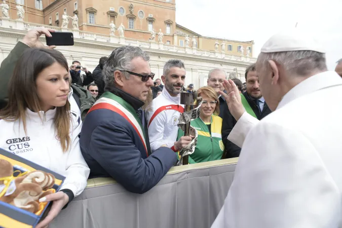 Papa Francesco e la delegazione della Fiaccola di San Benedetto | Il Papa saluta la delegazione della Fiaccola di San Benedetto, Piazza San Pietro, 22 febbraio 2017 | L'Osservatore Romano / ACI Group