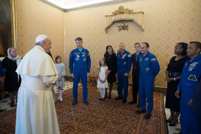 Papa Francesco e gli astronauti | Papa Francesco incontra gli astronauti della ISS53, Vaticano, 8 giugno 2018 | Vatican Media / ACI Group