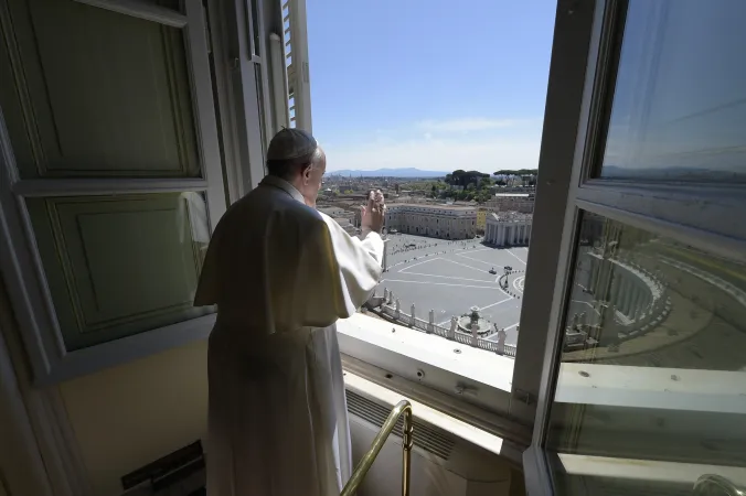 Papa Francesco benedice la città dalla finestra del Palazzo Apostolico dopo la recita del Regina Coeli  |  | Vatican Media 