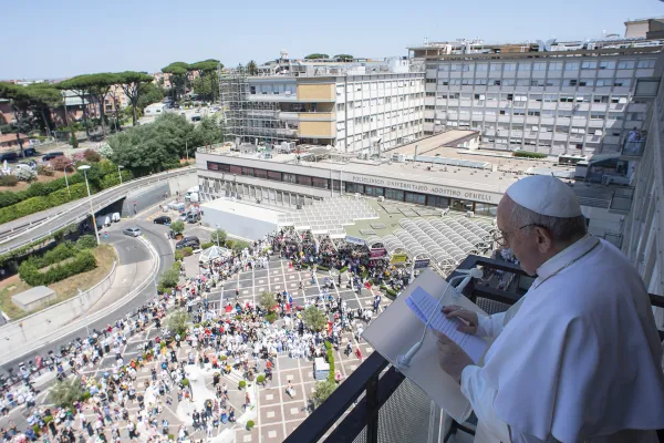 Papa Francesco durante la preghiera dell'Angelus dal Policlinico Gemelli di Roma, 11 luglio 2021 / Vatican Media / ACI Group