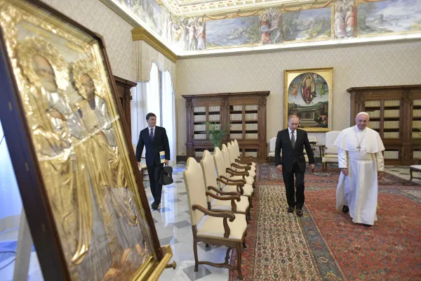 Papa Francesco e Vladimir Putin al termine dell'incontro. In primo piano, l'icona dei Santi Pietro e Paolo regalata dal presidente russo, Palazzo Apostolico Vaticano, 4 luglio 2019 / Vatican Media / ACI Group