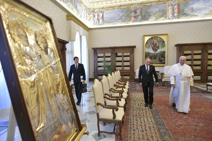 Papa Francesco e Vladimir Putin | Papa Francesco e Vladimir Putin al termine dell'incontro. In primo piano, l'icona dei Santi Pietro e Paolo regalata dal presidente russo, Palazzo Apostolico Vaticano, 4 luglio 2019 | Vatican Media / ACI Group