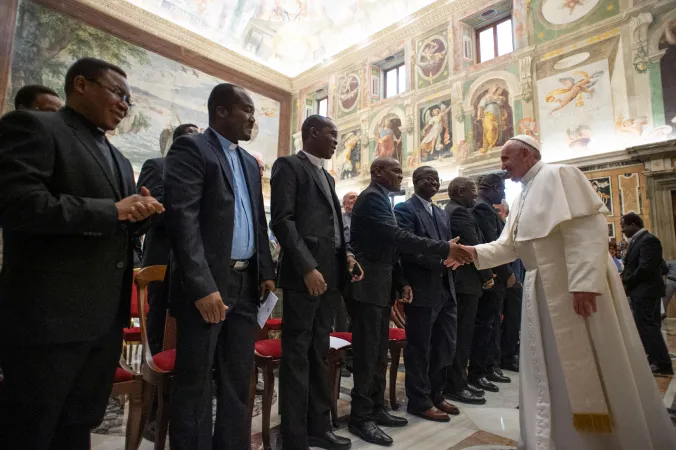 Papa Francesco, Sala Clementina | Papa Francesco riceve  i Missionari d’Africa (Padri Bianchi) e le Suore Missionarie di Nostra Signora d’Africa (Suore Bianche) in occasione della celebrazione del 150° anniversario della fondazione della Società dei Missionari d’Africa e della Congregazione delle Suore Missionarie d’Africa, Sala Clementina, 8 febbraio 2019 | Vatican Media / ACI Group