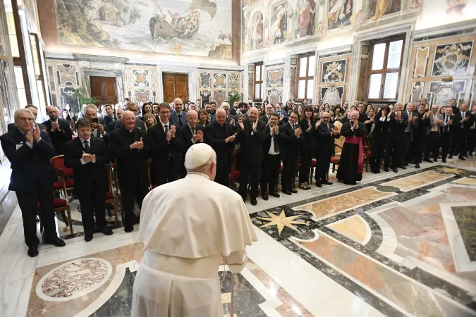 Papa Francesco riceve Docenti e Alunni della Scuola Vaticana di Paleografia, Diplomatica e Archivista; e della Scuola Vaticana di Biblioteconomia |  | Vatican Media