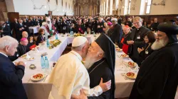 Papa Francesco saluta il patriarca Bartolomeo all'inizio del pranzo nel refettorio, Assisi, 20 settembre 2016 / L'Osservatore Romano / ACI Group 