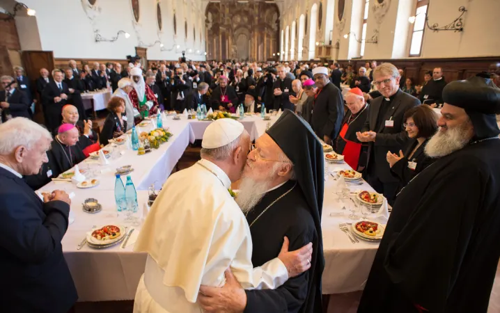 Papa Francesco ad Assisi | Papa Francesco saluta il patriarca Bartolomeo all'inizio del pranzo nel refettorio, Assisi, 20 settembre 2016 | L'Osservatore Romano / ACI Group 