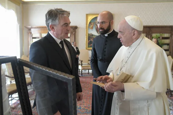 Papa Francesco e il presidente di turno bosniaco Komšić, Palazzo Apostolico Vaticano, 17 gennaio 2022 / Vatican Media / ACI Group