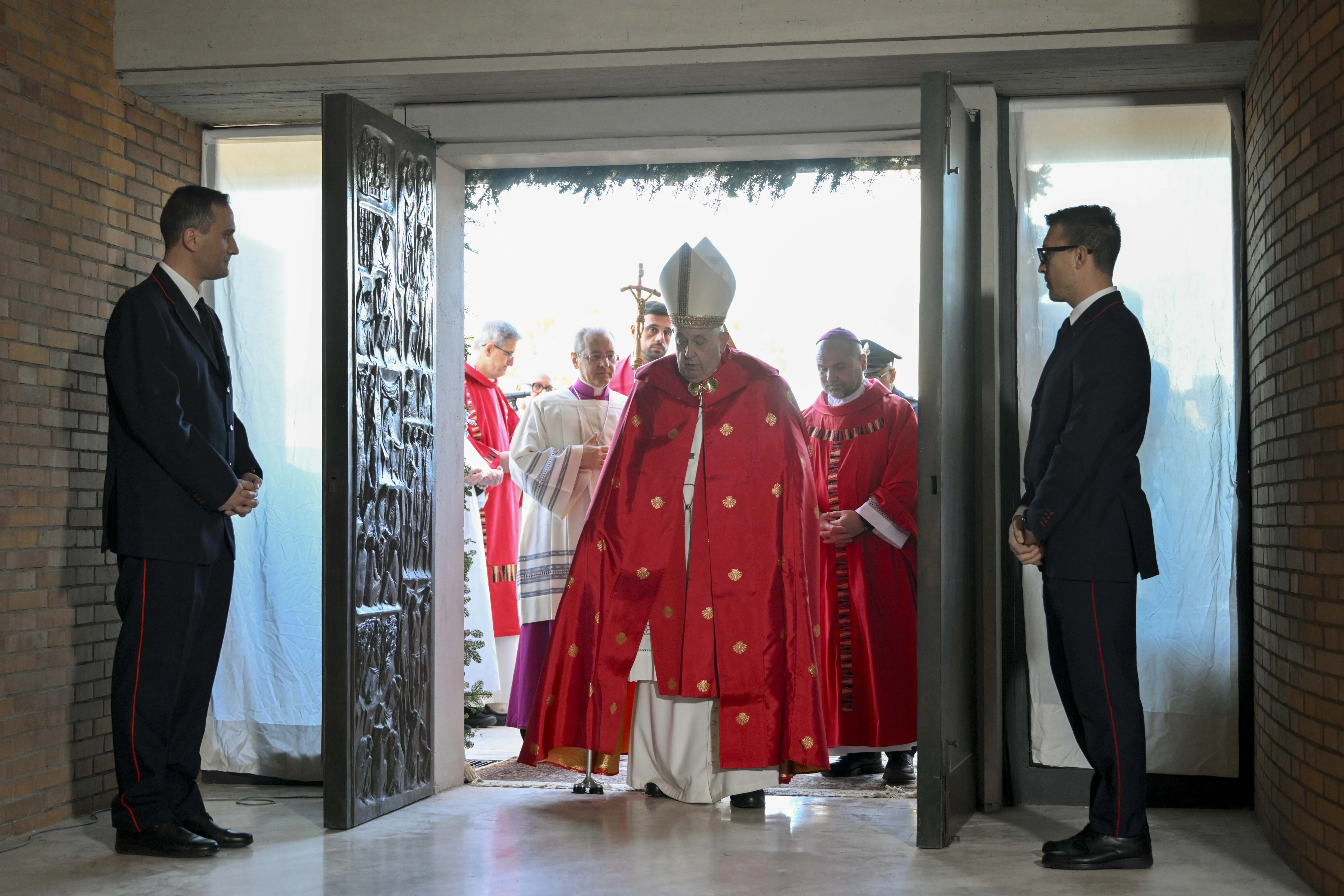 Il Papa apre la Porta Santa di Rebibbia