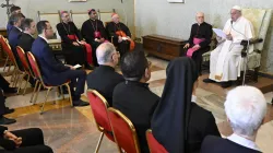 Papa Francesco con i partecipanti al primo Colloquio kazako-vaticano, 4 aprile 2024 / Vatican Media / ACI Group