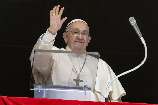 Papa Francesco dalla finestra del suo studio nel Palazzo Apostolico Vaticano / Vatican Media / ACI Group