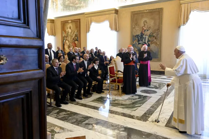 Papa Francesco, Commissione Archeologia Sacra | Papa Francesco con i partecipanti alla plenaria della Pontificia Commissione di Archeologia Sacra, Palazzo Apostolico Vaticano, 17 maggio 2024 | Vatican Media / ACI Group