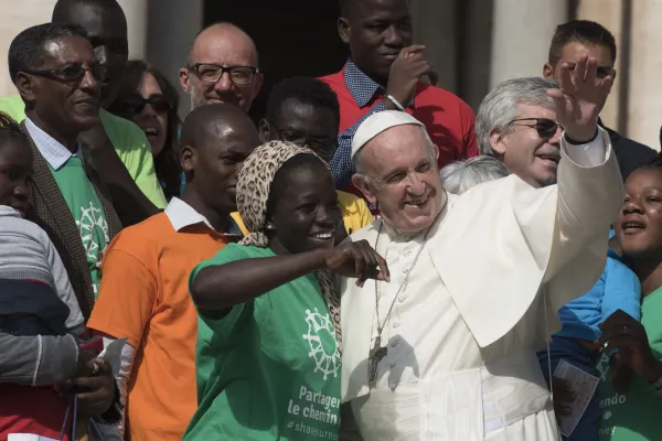 Papa Francesco con giovani migranti / Caritas Internationalis