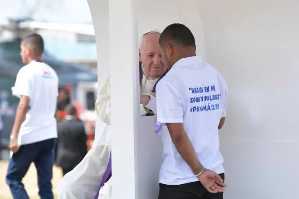 Papa Francesco mentre confessa uno dei ragazzi del Centro Cumplimiento de Menores di Pacora / Vatican Media